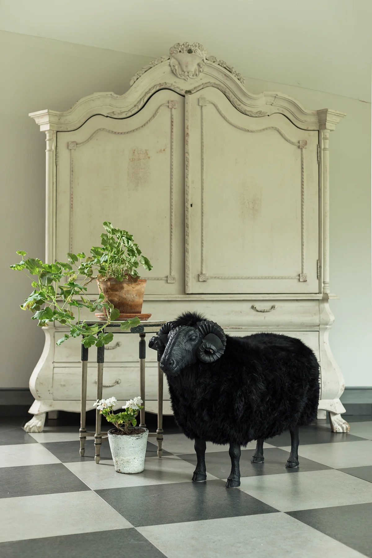 Thyme-FarmhouseKitchen-SheepSeat-BlackRam-FreddieEllams-5